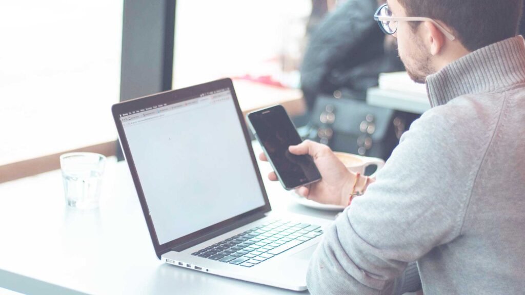 Escenario de Make.com para conectar email a Google Sheets